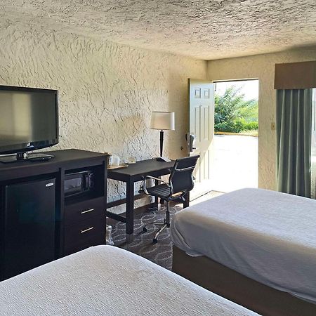 Quality Inn Clinton North Εξωτερικό φωτογραφία