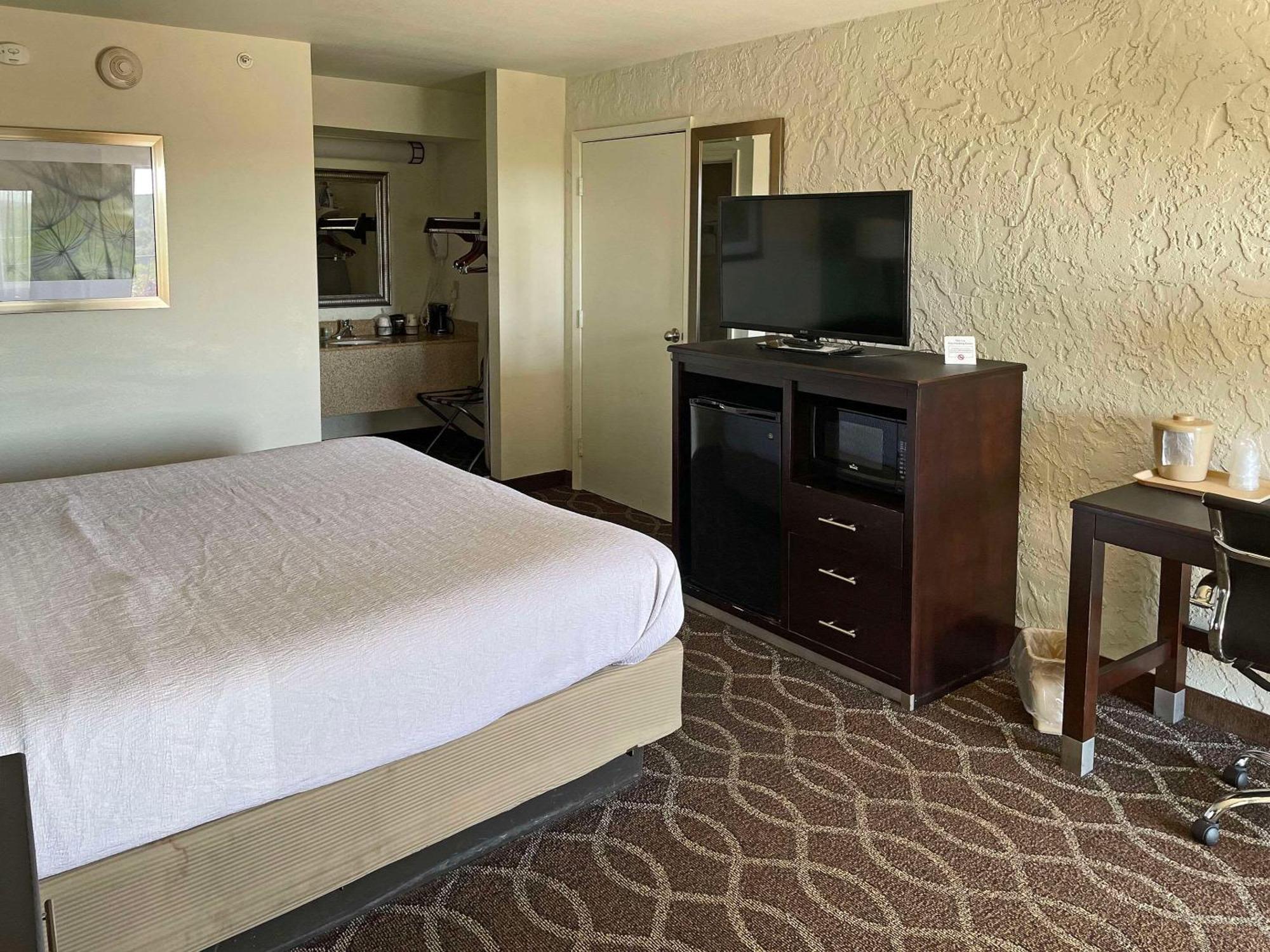 Quality Inn Clinton North Εξωτερικό φωτογραφία