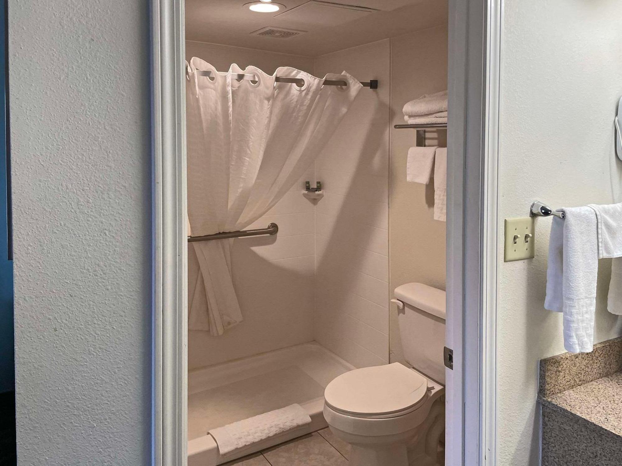 Quality Inn Clinton North Εξωτερικό φωτογραφία