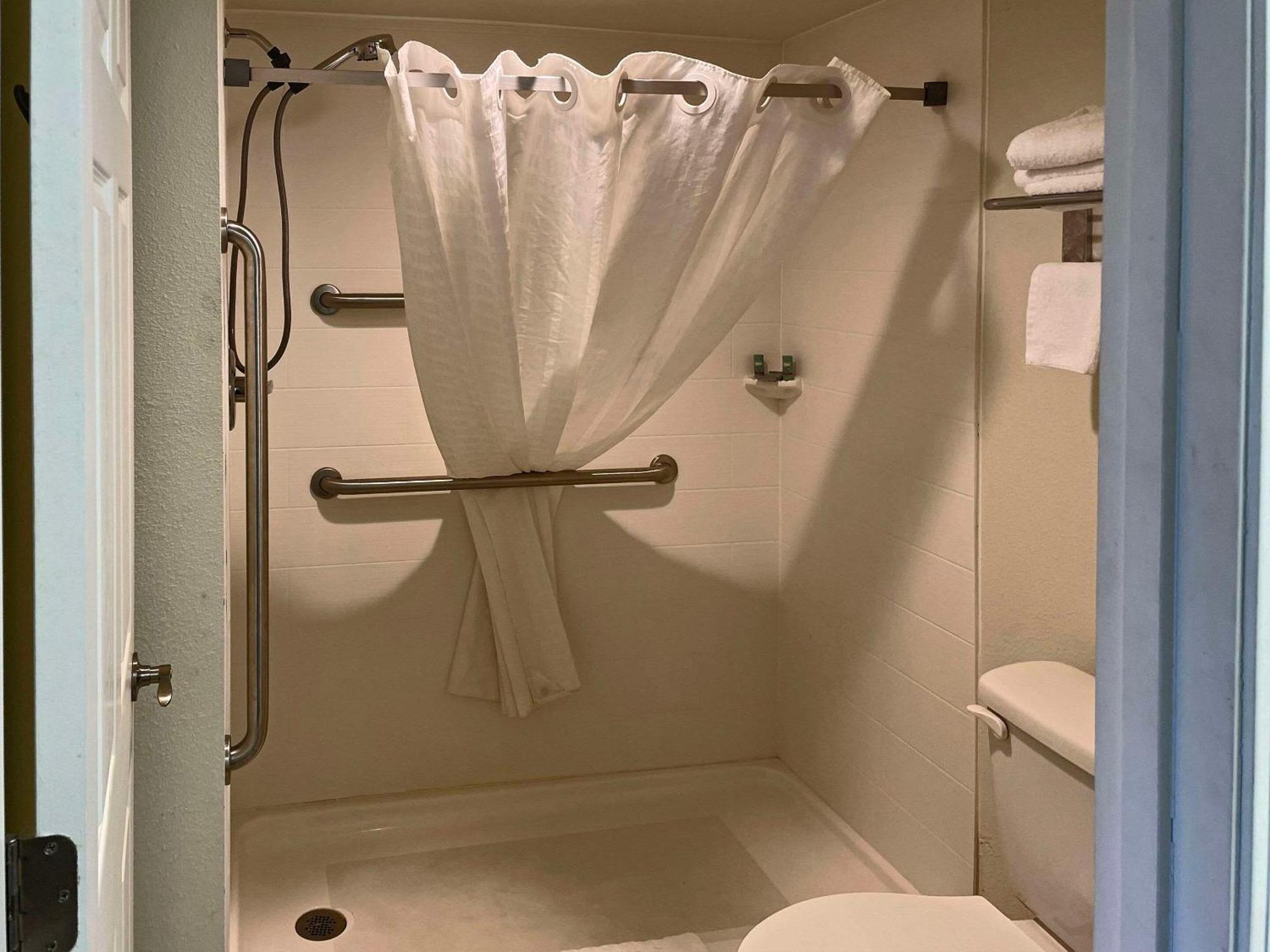 Quality Inn Clinton North Εξωτερικό φωτογραφία