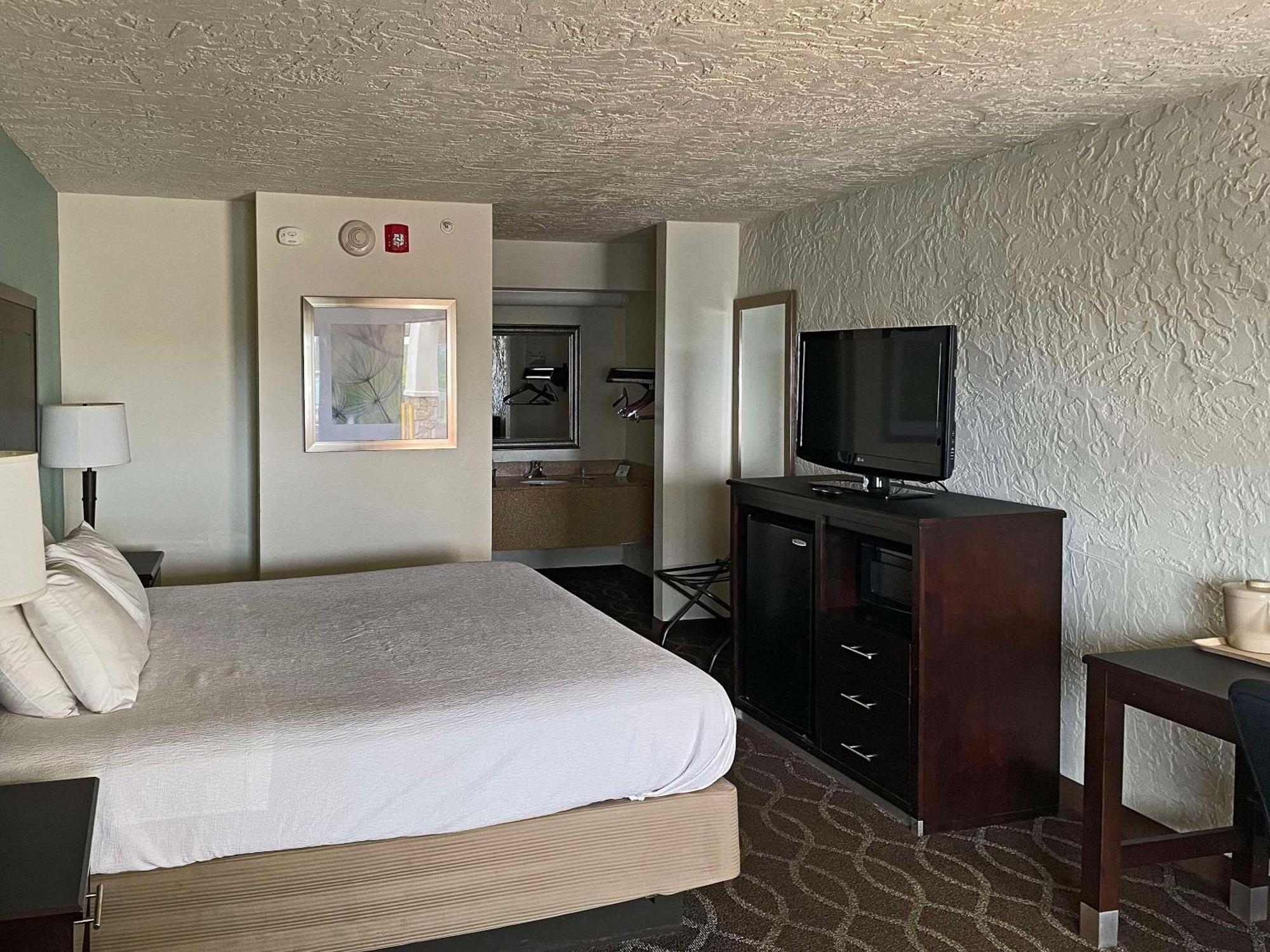 Quality Inn Clinton North Εξωτερικό φωτογραφία