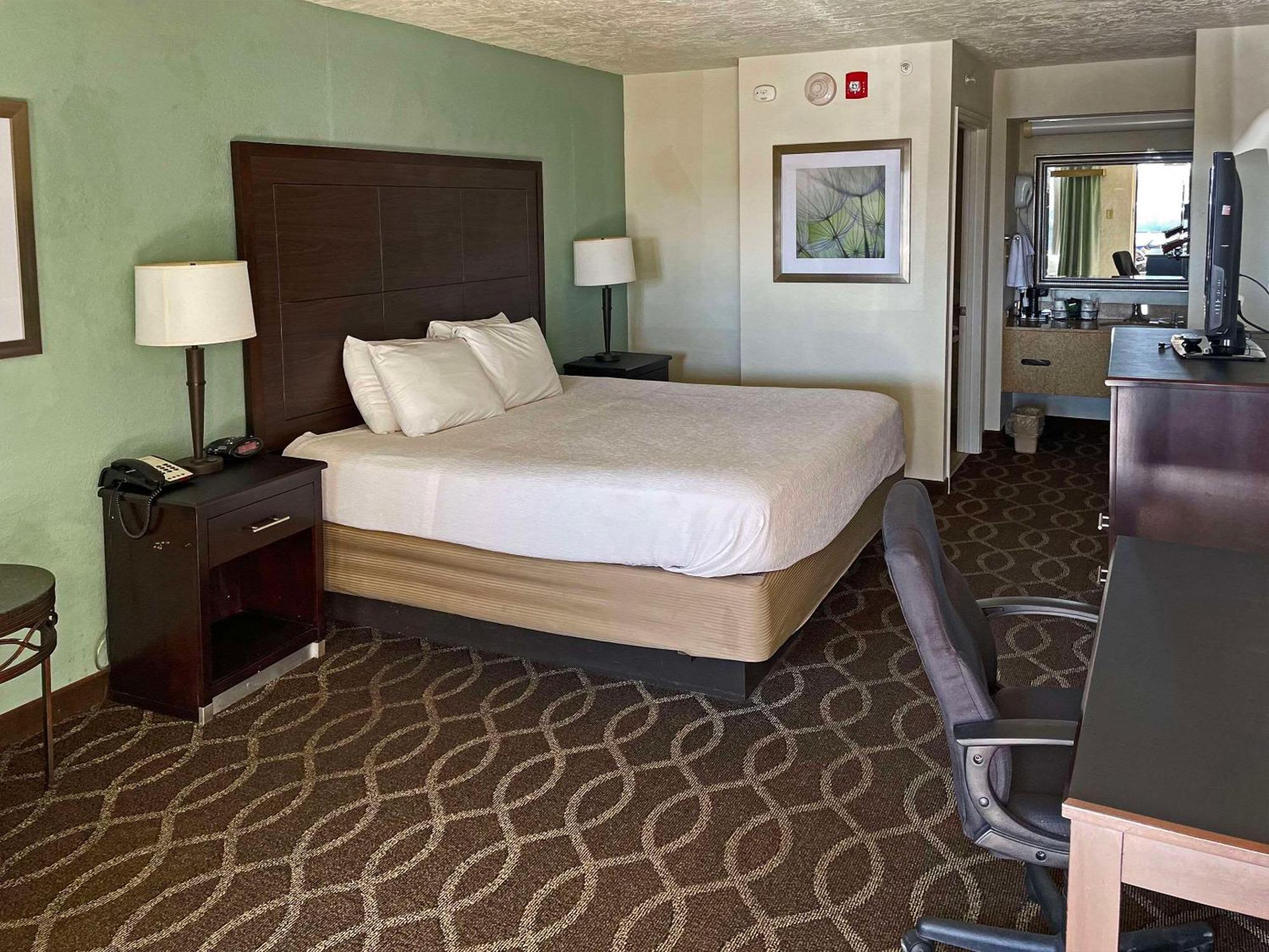Quality Inn Clinton North Εξωτερικό φωτογραφία