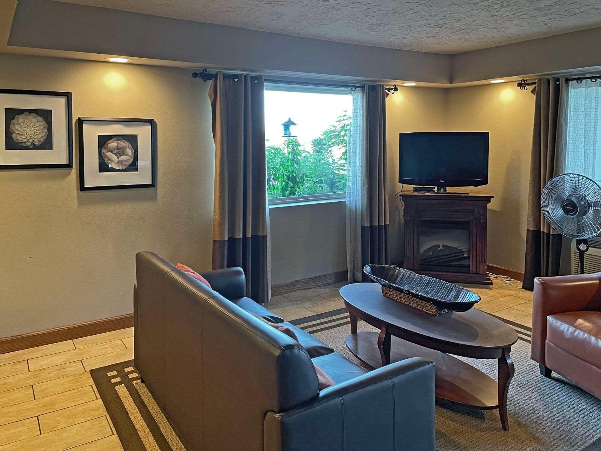 Quality Inn Clinton North Εξωτερικό φωτογραφία