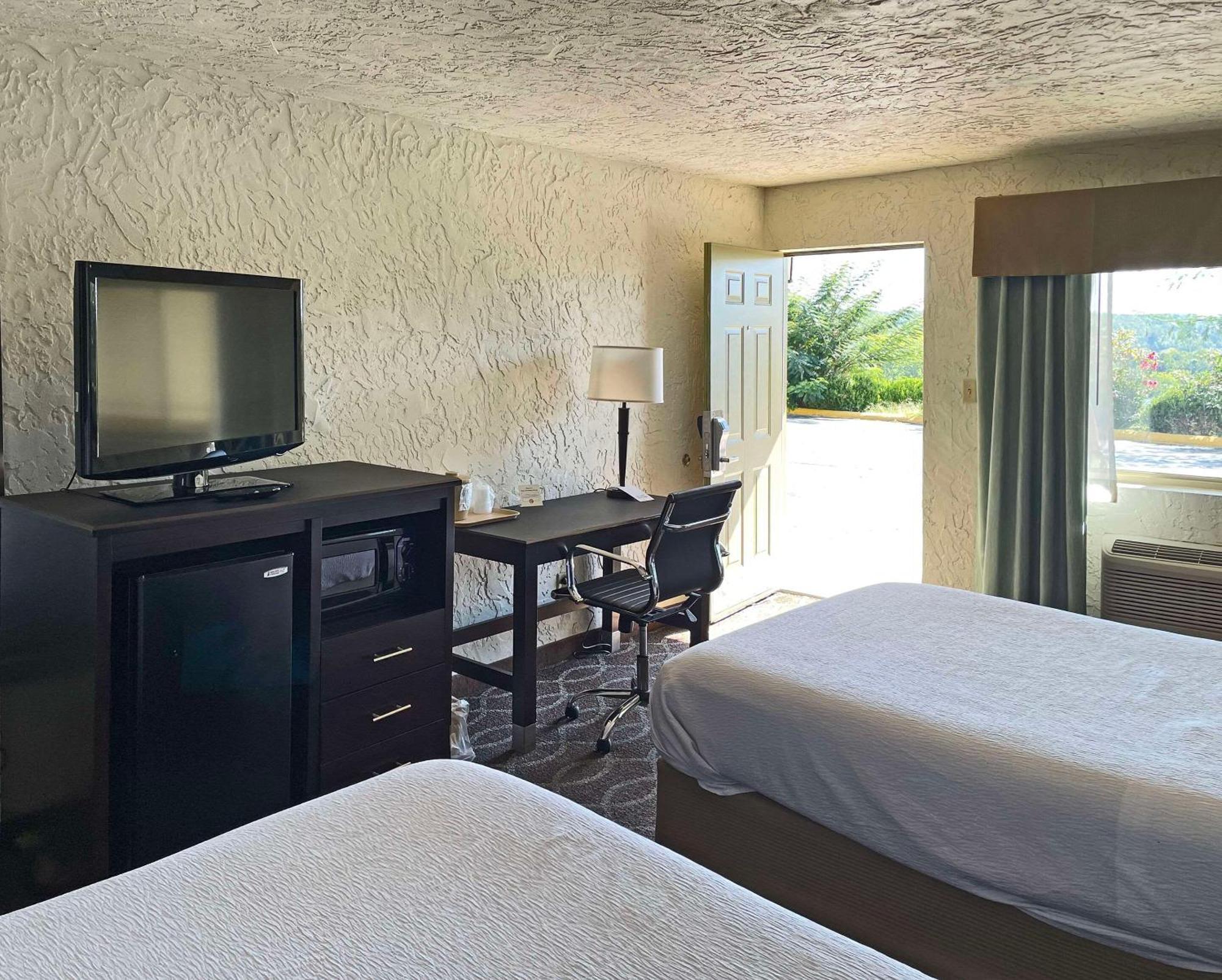 Quality Inn Clinton North Εξωτερικό φωτογραφία
