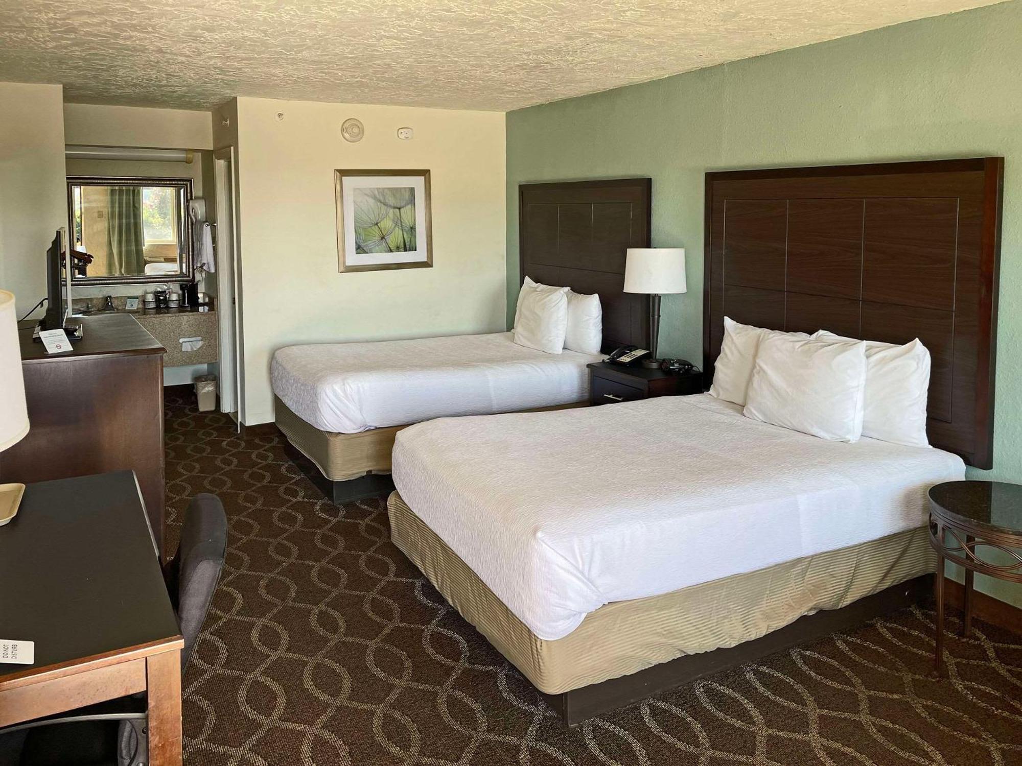 Quality Inn Clinton North Εξωτερικό φωτογραφία