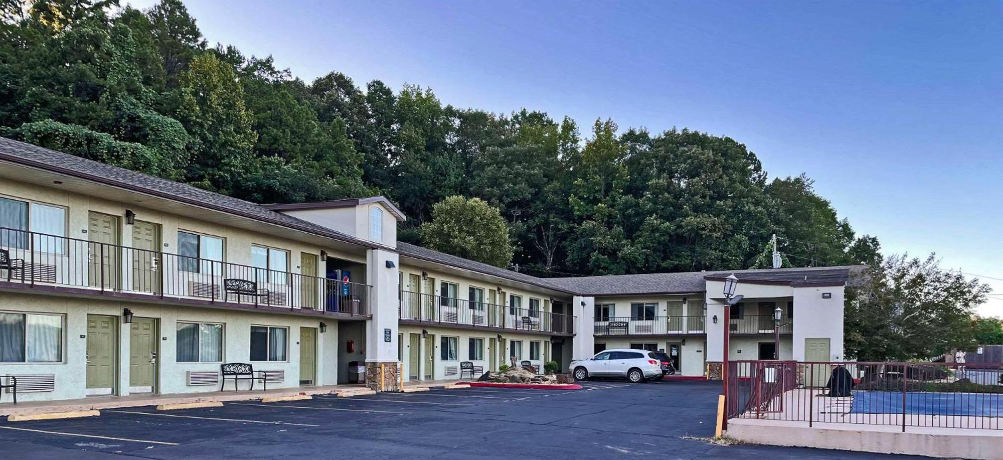 Quality Inn Clinton North Εξωτερικό φωτογραφία