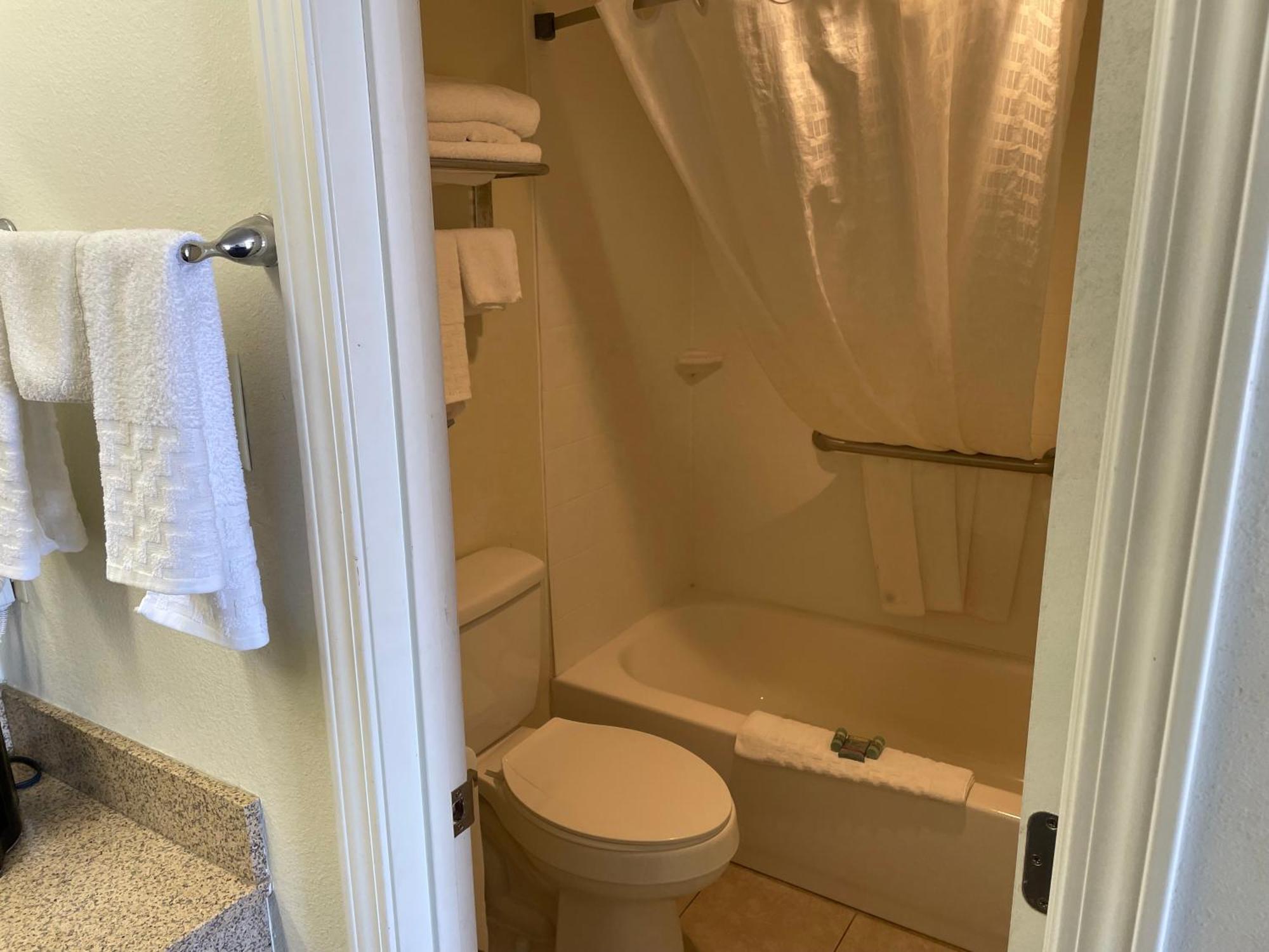 Quality Inn Clinton North Εξωτερικό φωτογραφία
